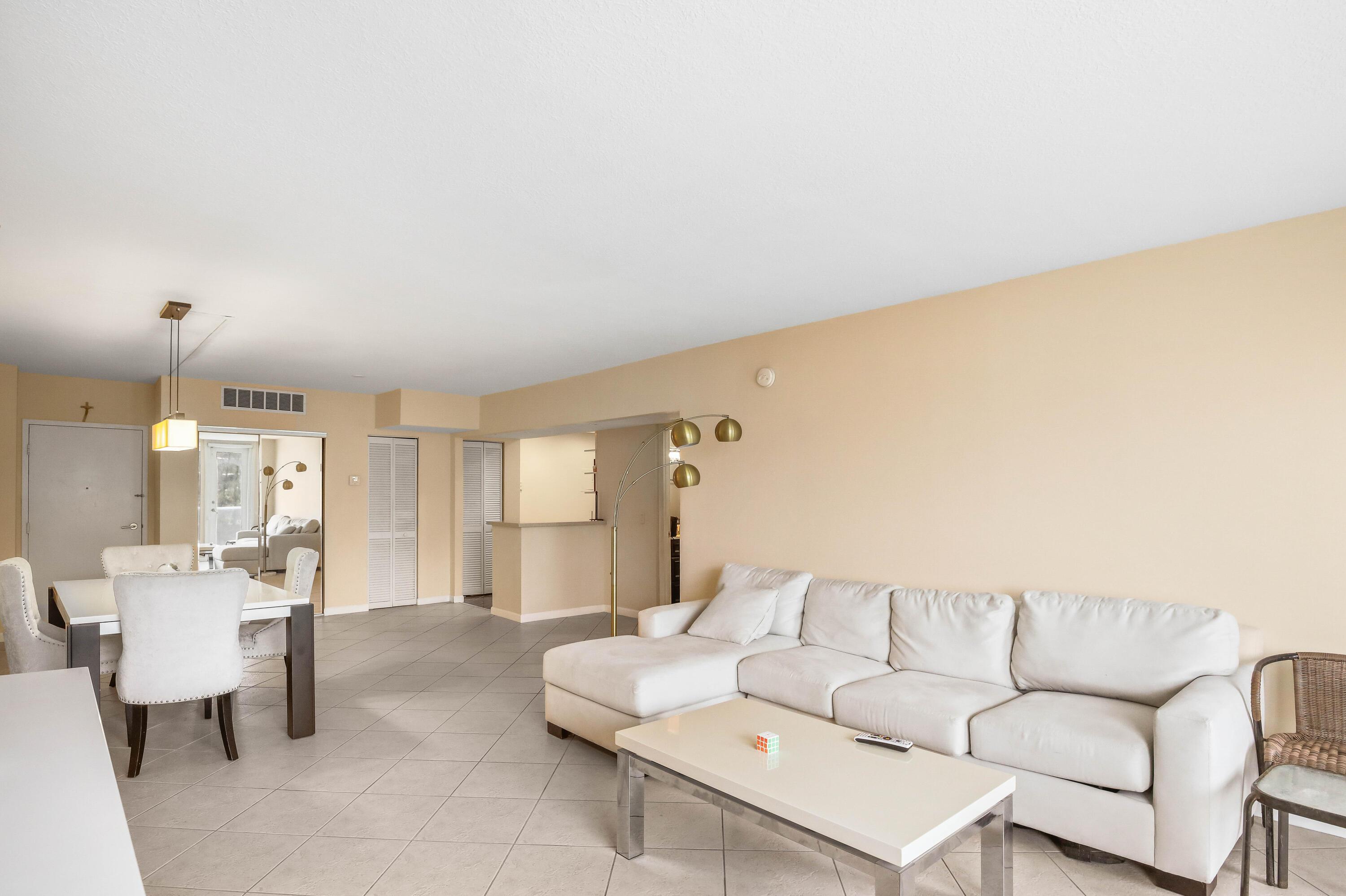 Image 4: living room