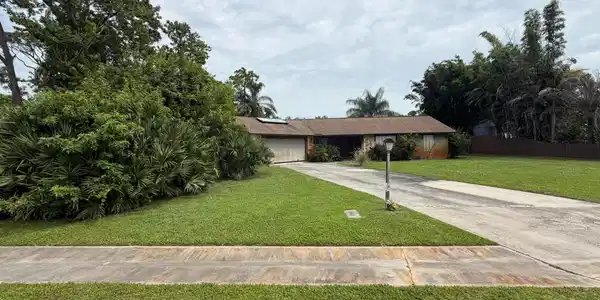 Image 3: The driveway is able to accomodate a boat or two a