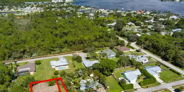 Image 4: Showing the proximity to the St Lucie River