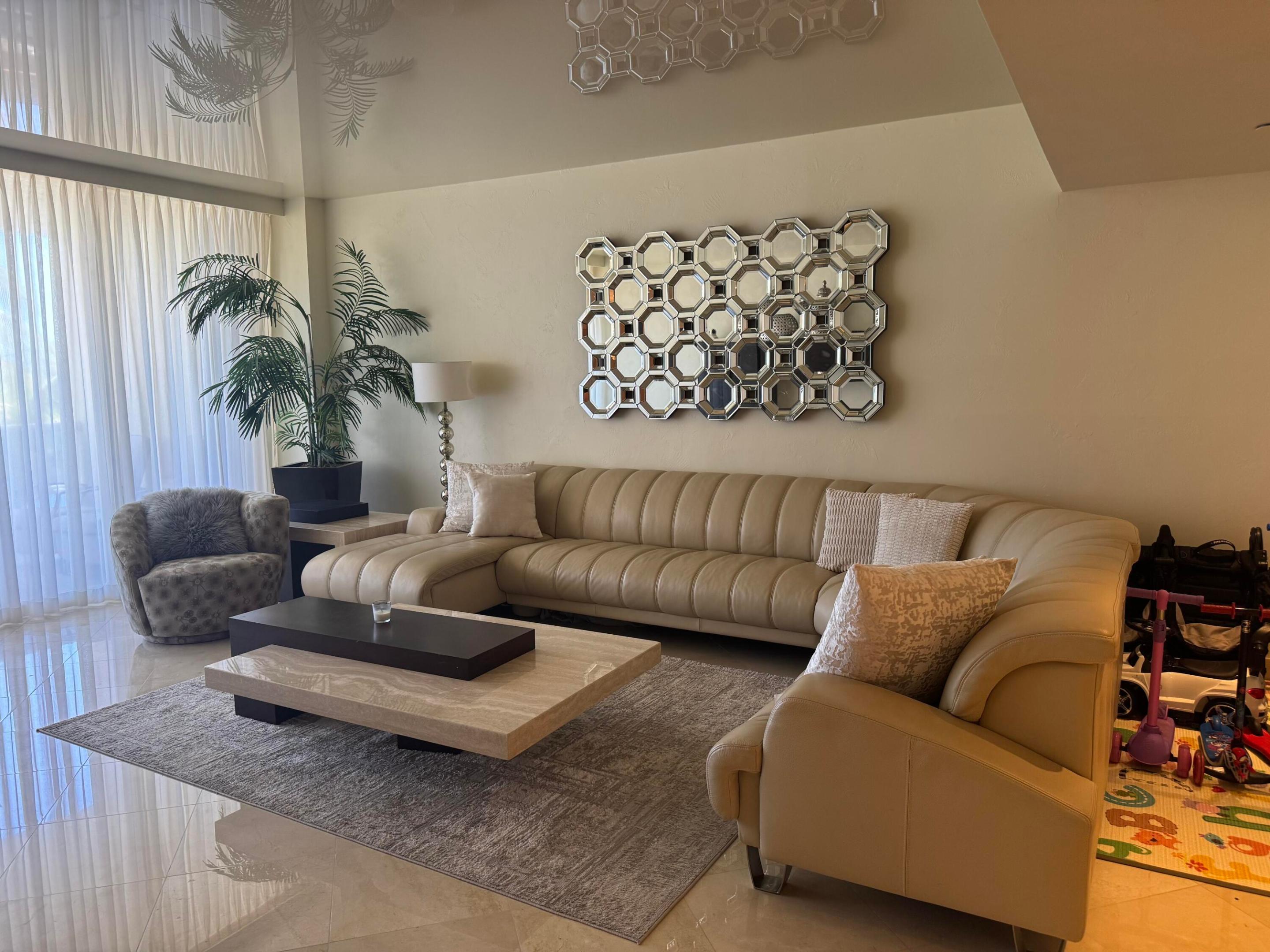 Image 4: Living room