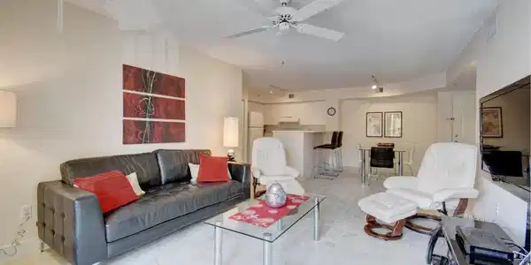 Image 4: LIVING ROOM