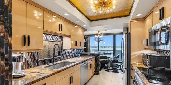 Image 4: Kitchen
