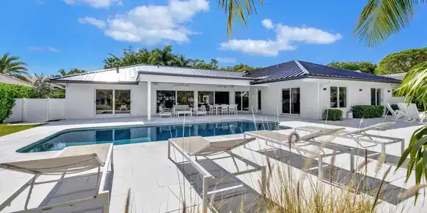 Image 2: Expansive Outdoor Entertaining Areas