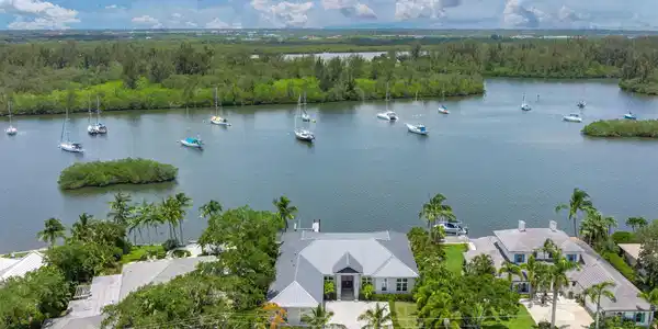 Image 2: 77-web-or-mls-3937 Indian RIver Dr E75