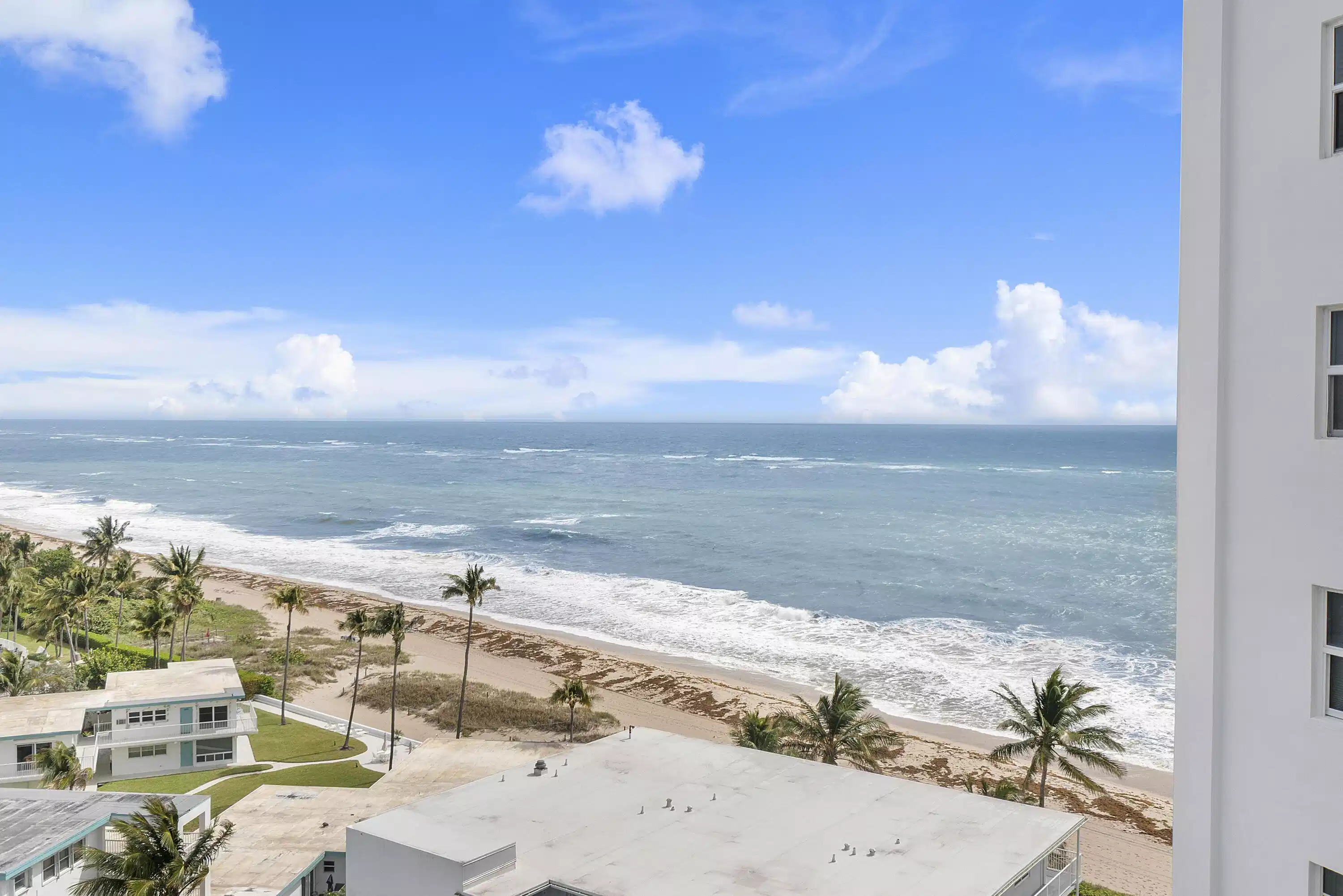 Image 1: Zoom-in from balcony