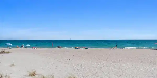 Image 3: Beautiful beach out front