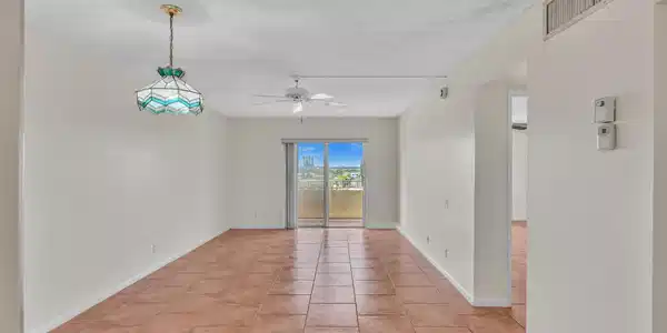 Image 4: Living Room