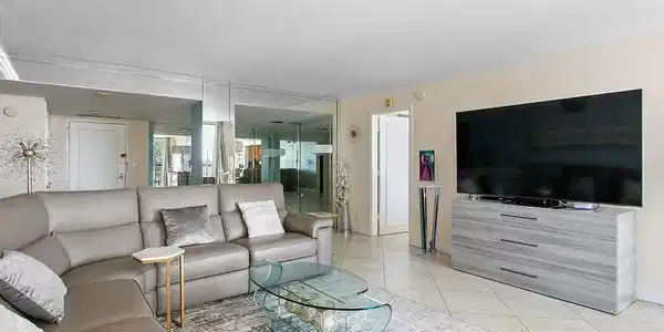 Image 3: Living Room