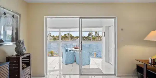 Image 4: slider out to balcony