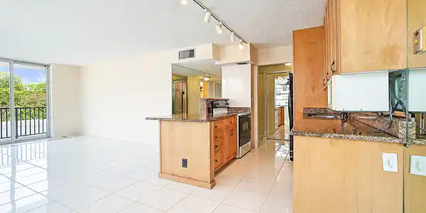 Image 3: 2121 N Ocean Blvd 302 W-8
