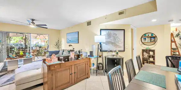 Image 2: 2119 SE 10TH AVE-9