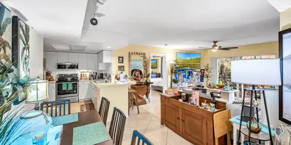 Image 3: 2119 SE 10TH AVE-11