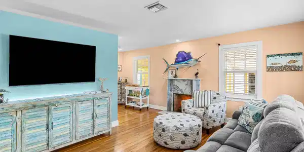 Image 4: Living Room