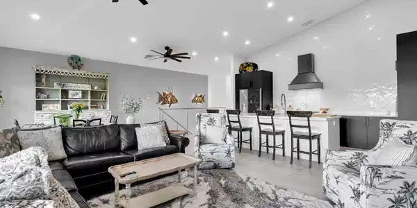Image 3: LIVING AREA (2)