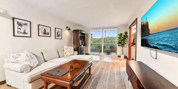 Image 2: 10 living room 02