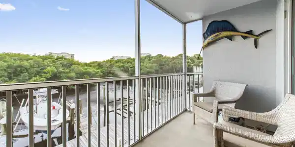 Image 3: 25 balcony 01