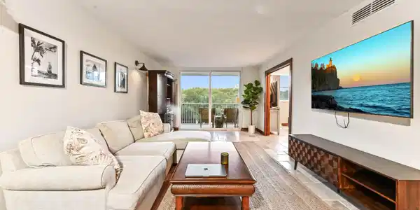 Image 4: 09 living room 01