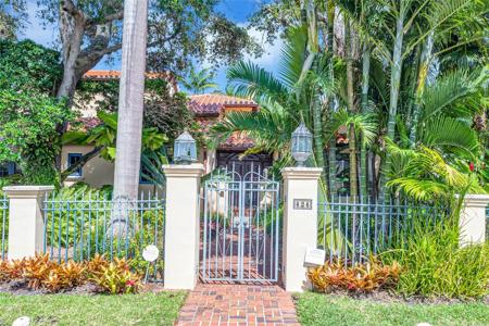 424 Royal Plaza Dr