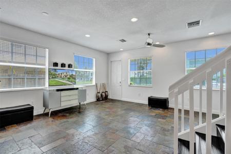 816 S Riverside Drive