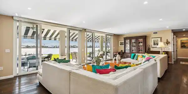 Image 4: Living Room