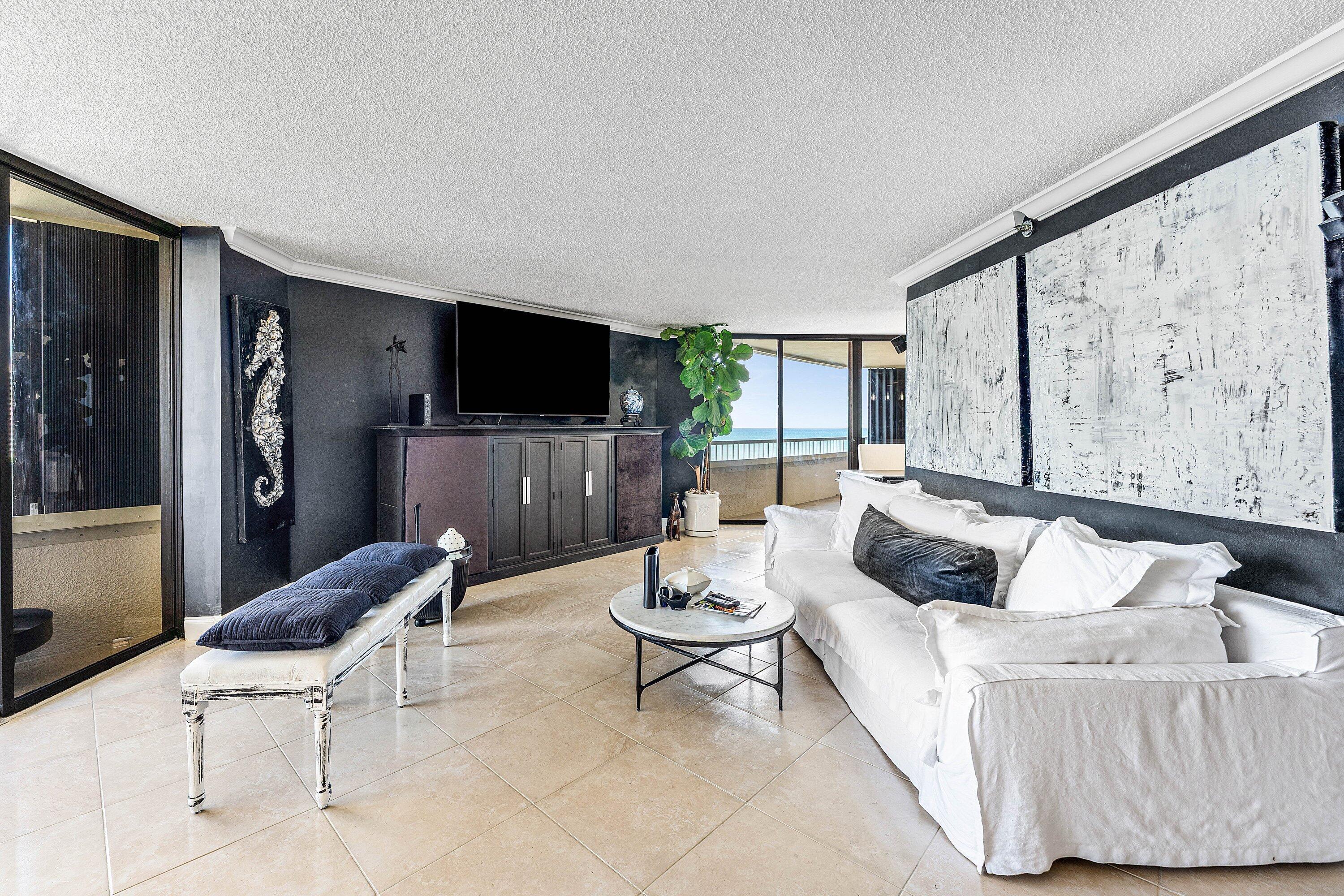 Image 4: Large, Open Family Room
