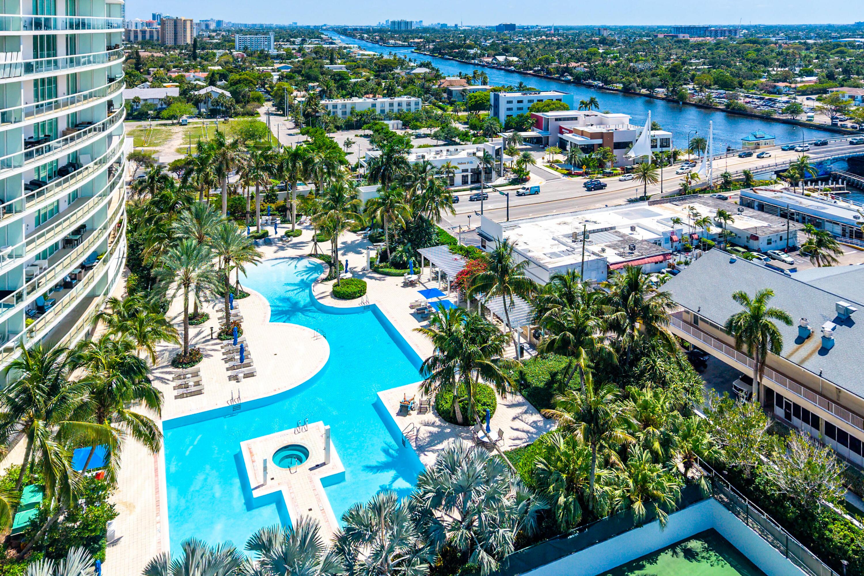 Image 3: Amazing pool