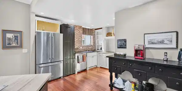 Image 3: Kitchen