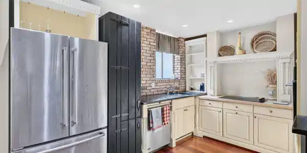 Image 4: Kitchen