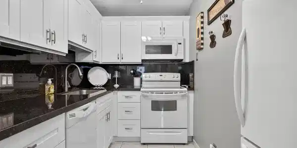 Image 3: Photo 2