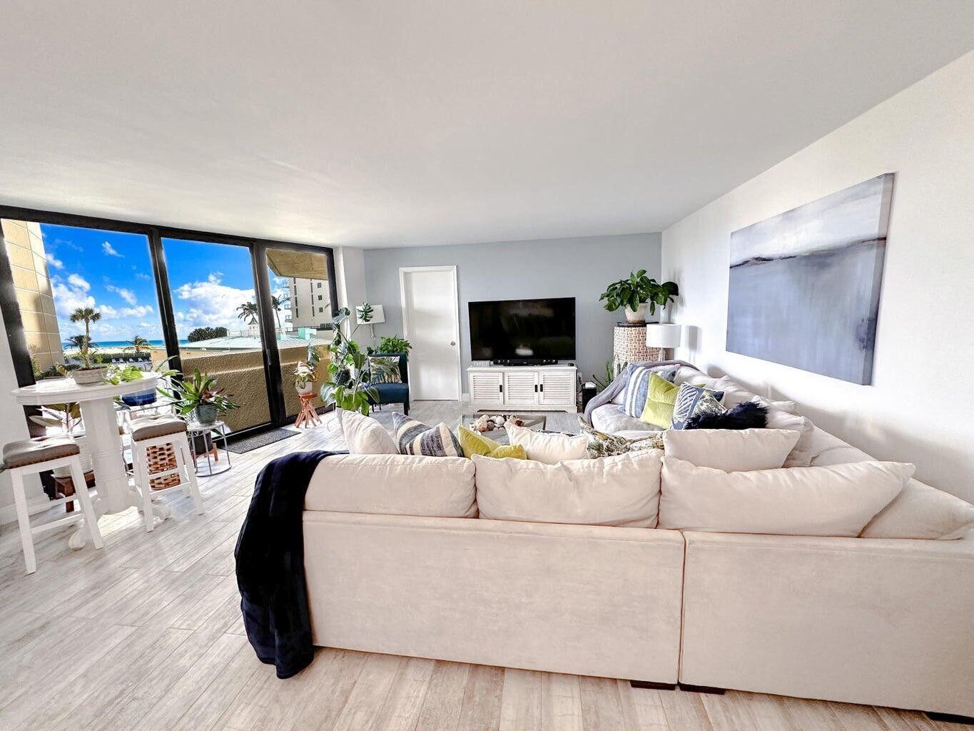 Image 2: Living Room/View