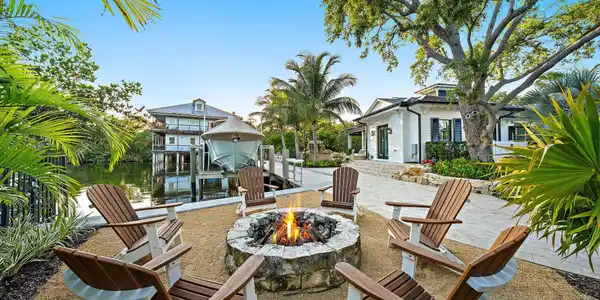Image 2: 942 Pompano Dr-1