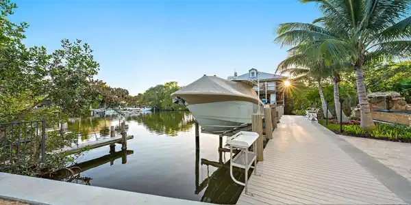 Image 3: 942 Pompano Dr-2