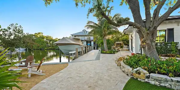 Image 4: 942 Pompano Dr-3