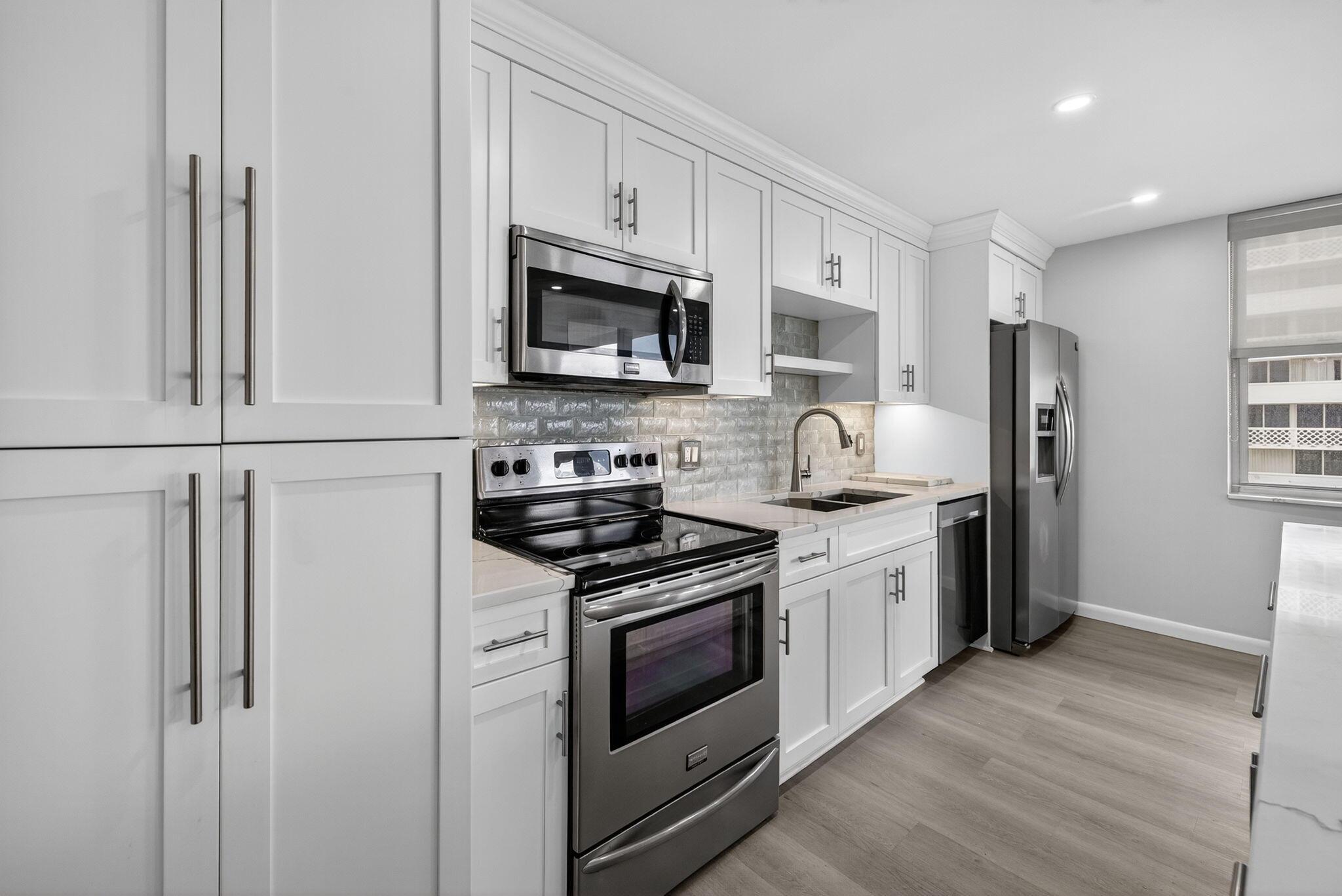 Image 2: Designer chef&rsquo;s kitchen with custom pantry & pull-
