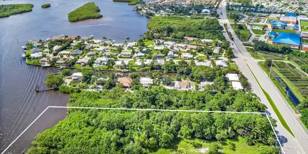 Image 3: Kanner - side view of lot looking east