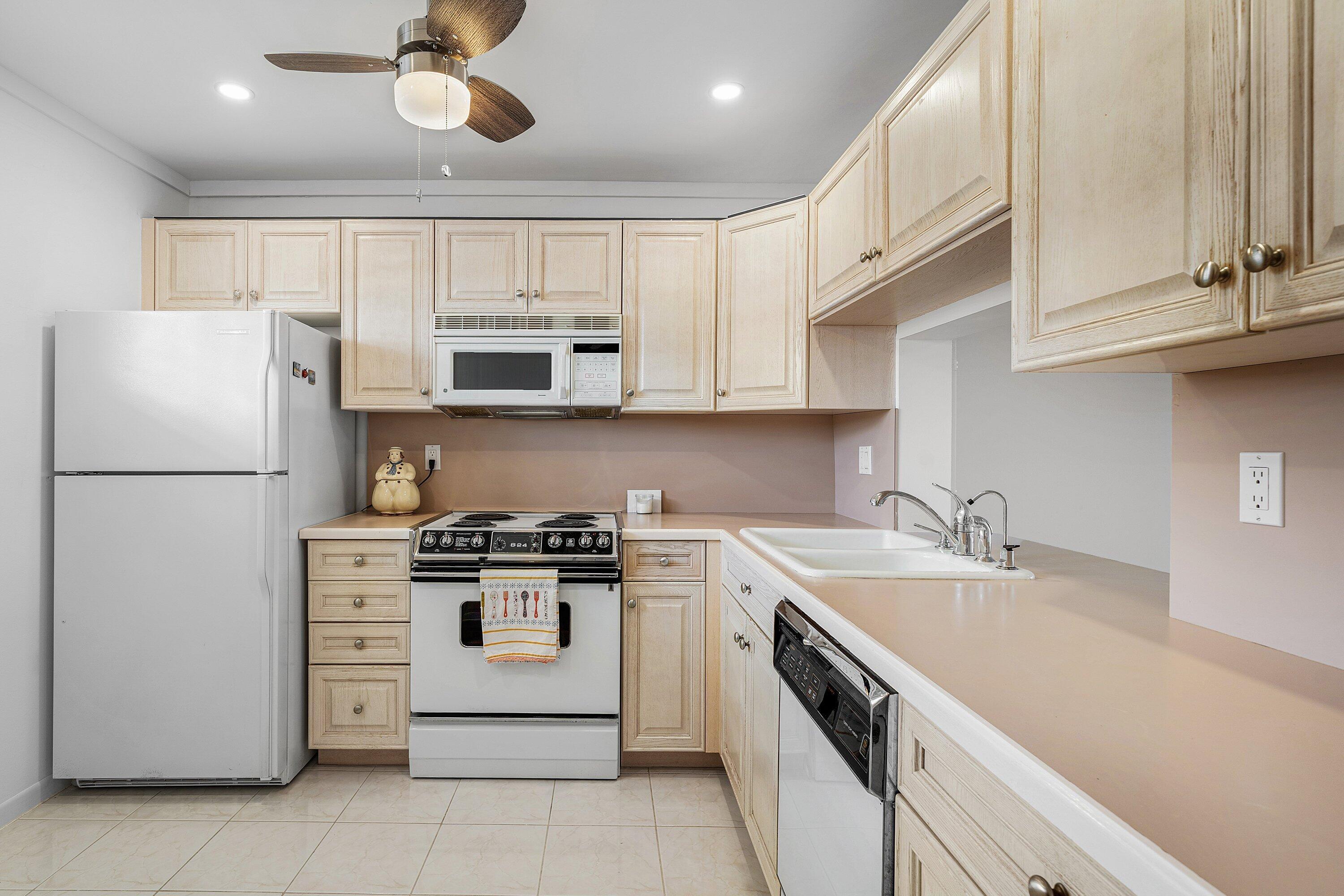 Image 2: 012-921GardeniaDrive-370-DelrayBeach-FL-