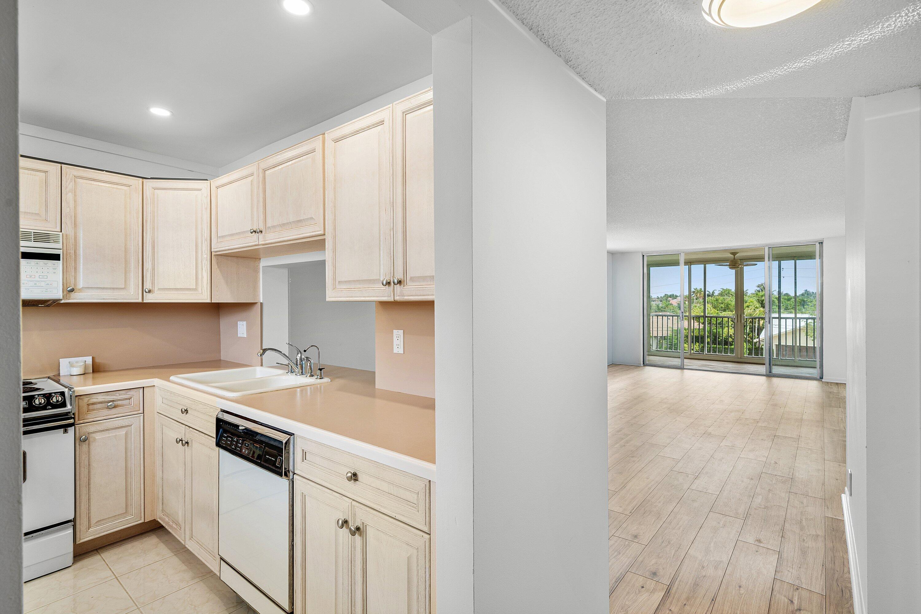 Image 3: 011-921GardeniaDrive-370-DelrayBeach-FL-