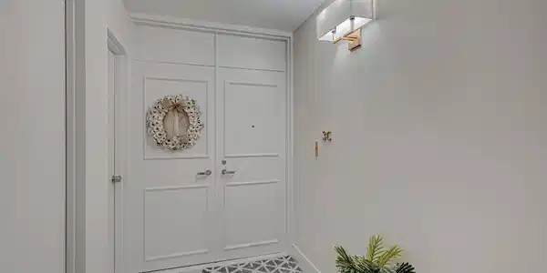 Image 4: ENTRANCE