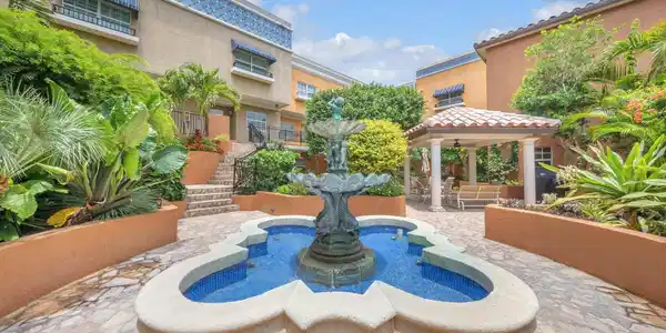 Image 4: Private courtyard in building