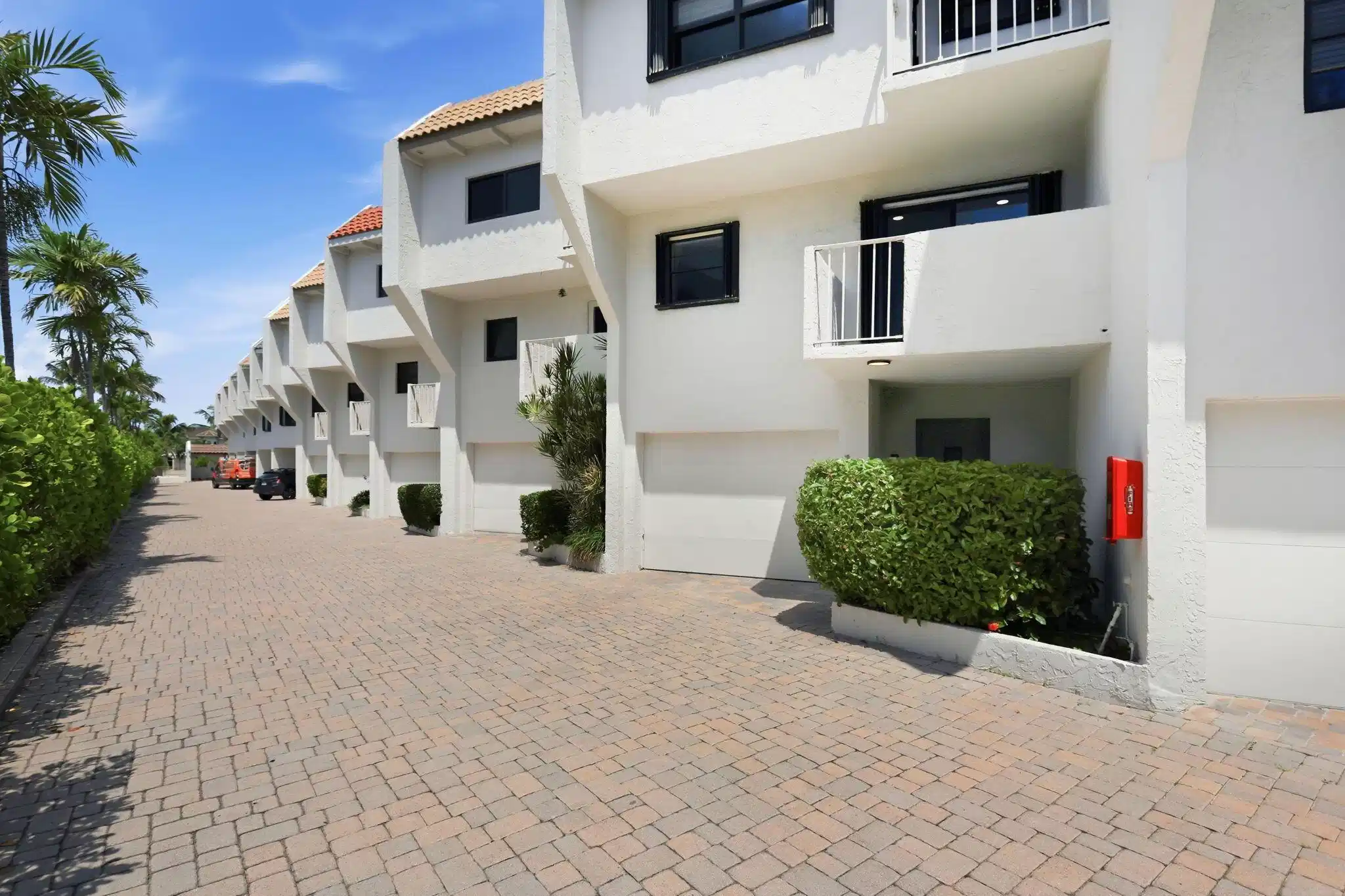 Image 1: Stucco exterior with white finish, integrated priv