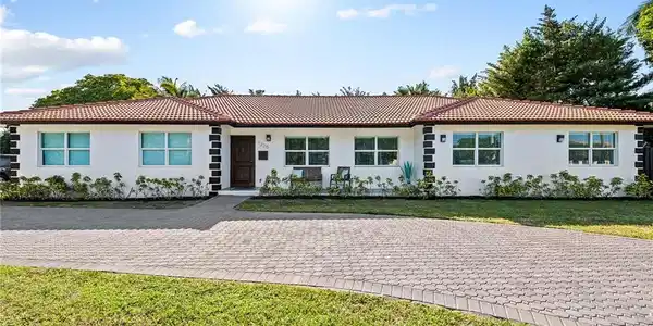 1225 Bayview Dr