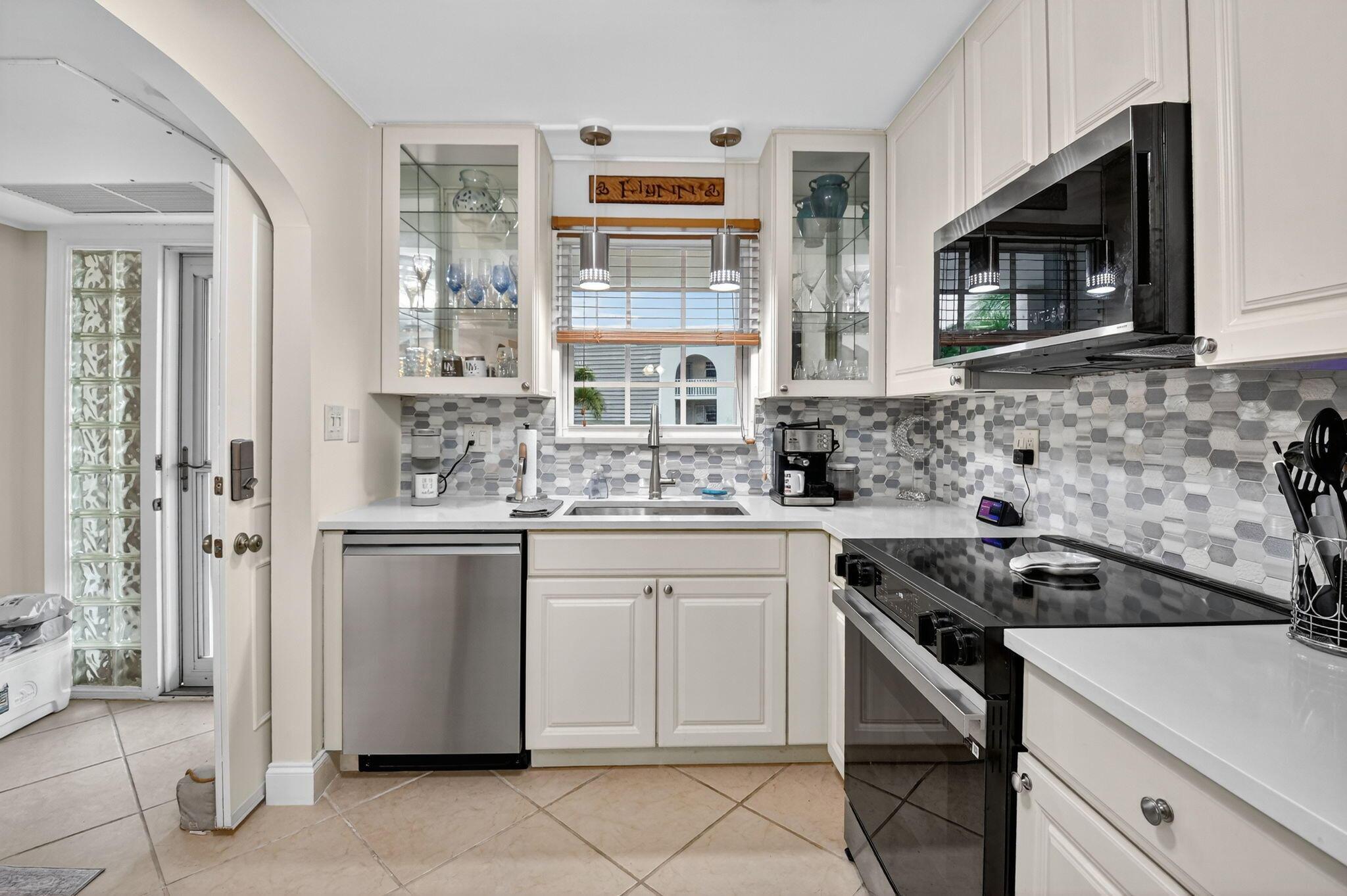 Image 4: Neutral Cabinets and Counters w/stylish backsplash