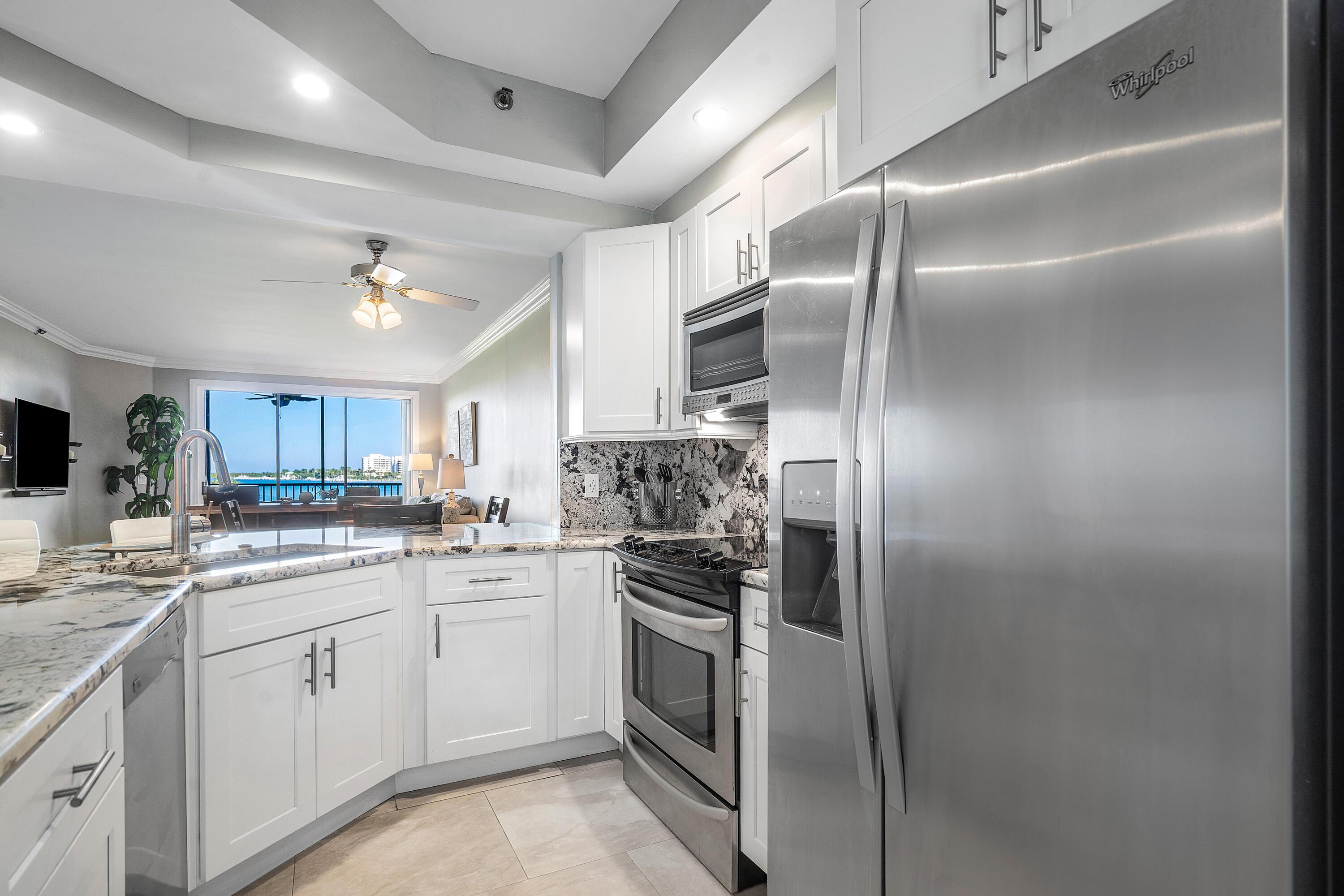 Image 4: kitchen