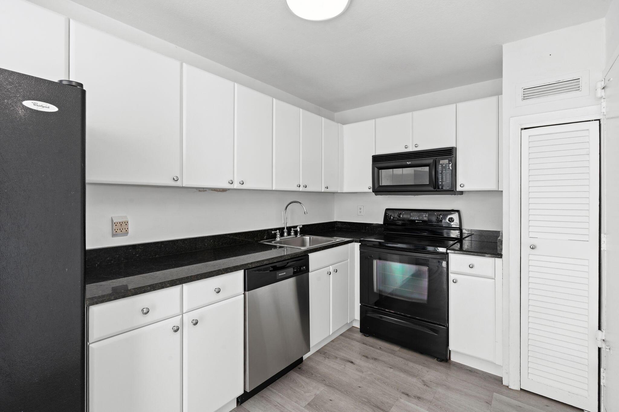 Image 3: Spacious kitchen