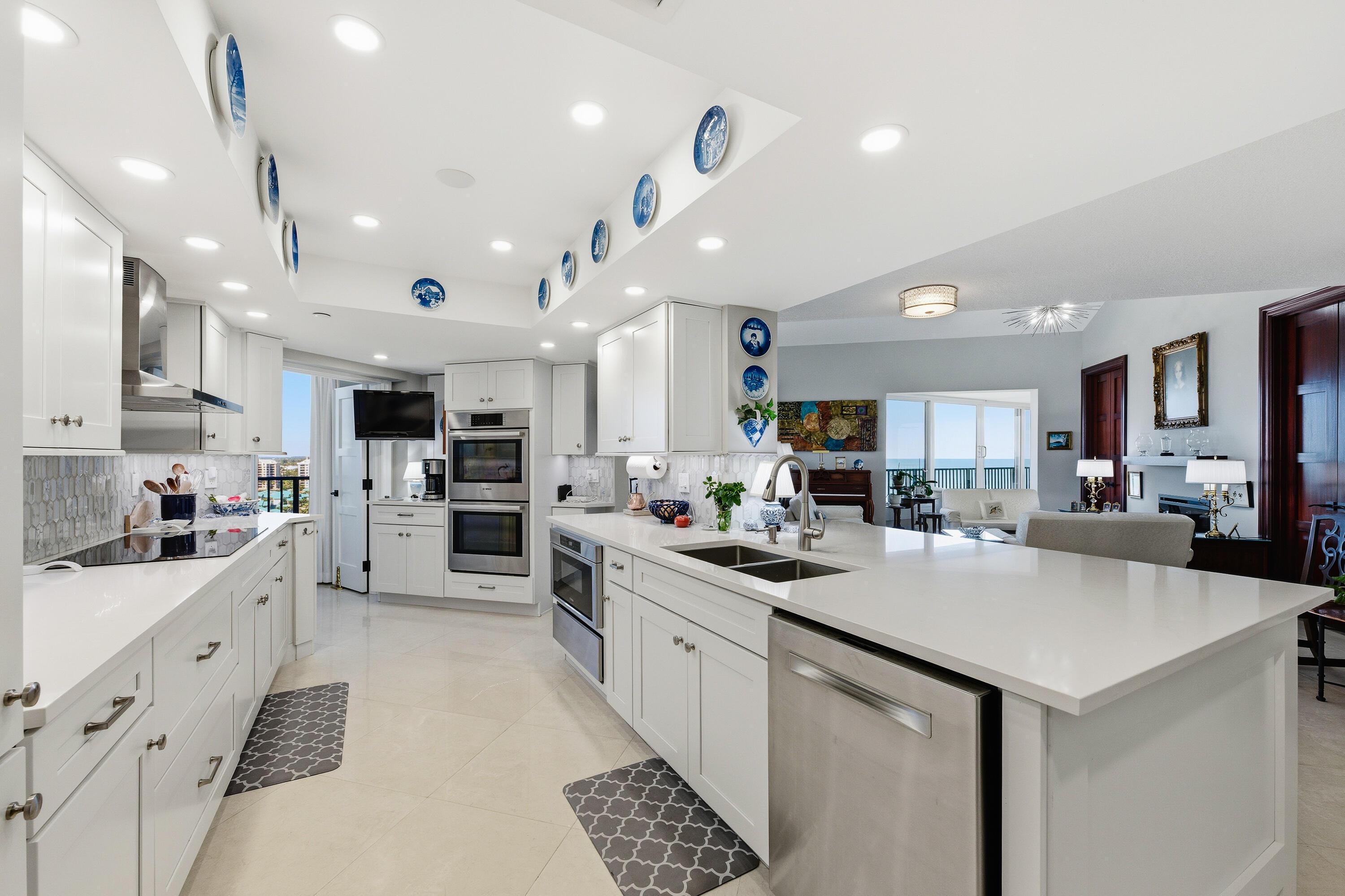Image 2: Kitchen with double oven