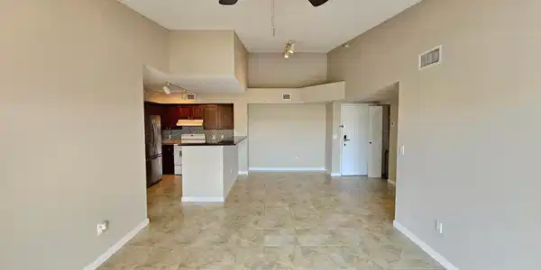 Image 4: Interior
