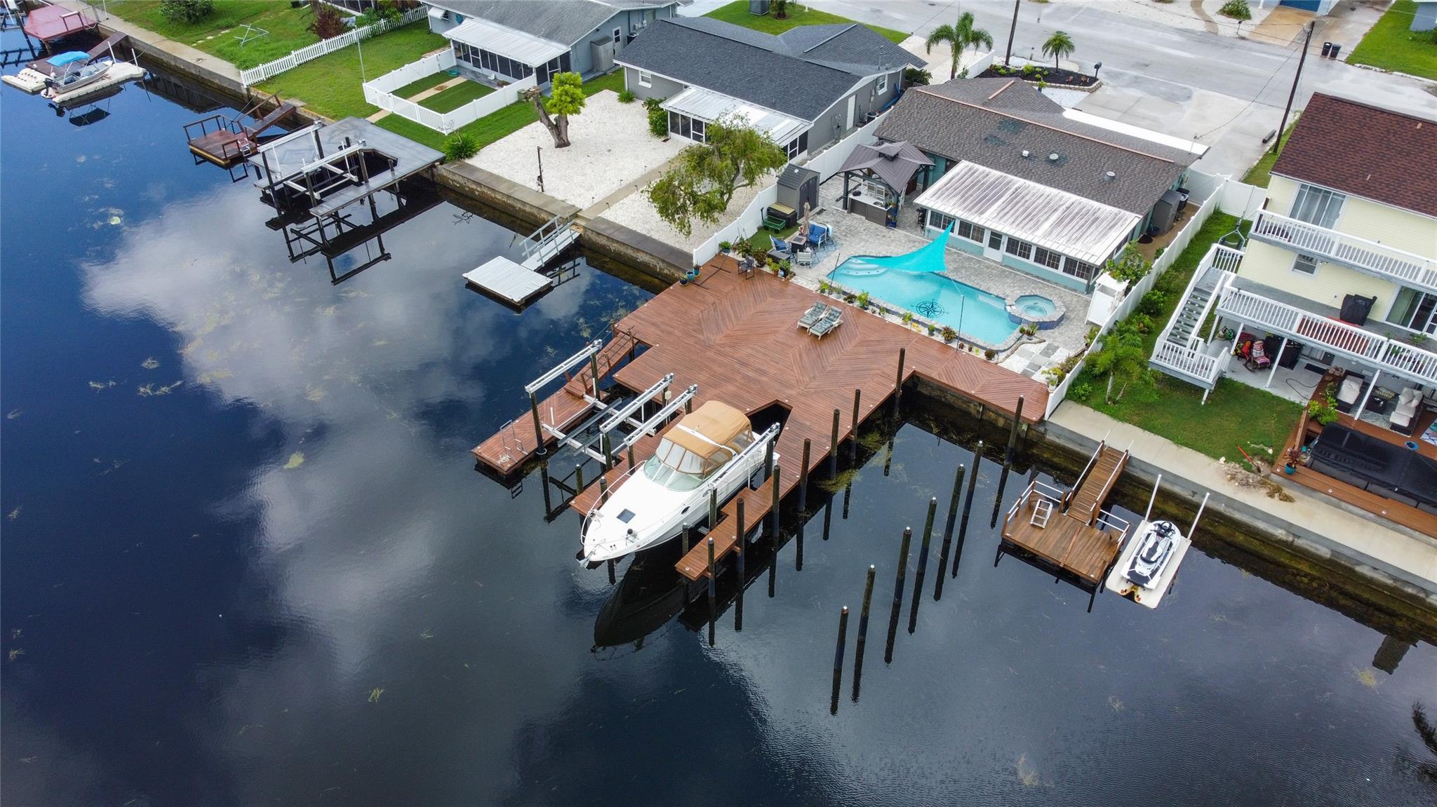 Image 2: 2 BOAT LIFTS AND ADDITIONAL 3RD BOAT SLIP