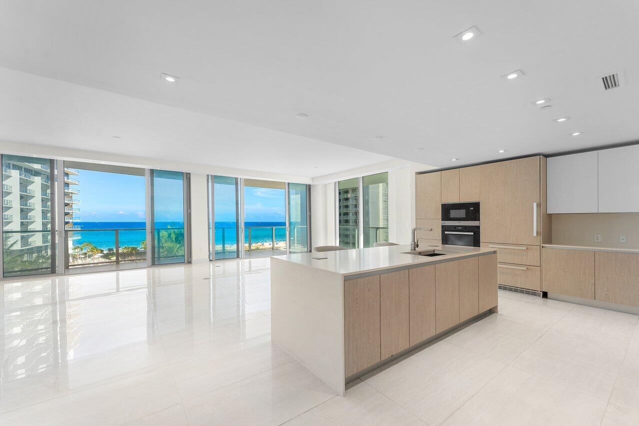 Image 4: 002-3100NorthOceanDrive-RivieraBeach-FL-