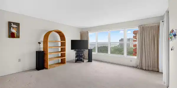 Image 3: Living Room