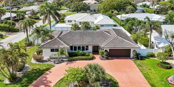 Image 2: 2-web-or-mls-NE 39th Ct-S2205-034